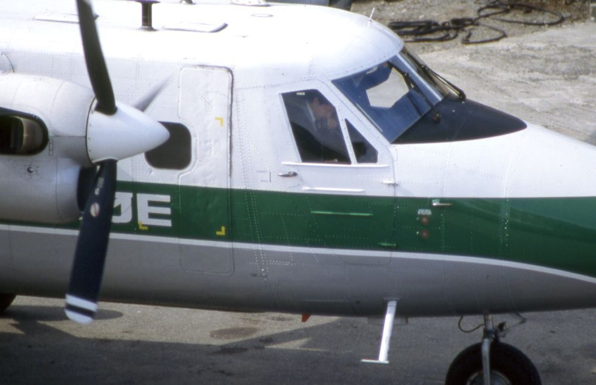 Lufthavn (flyplass). Et fly, DHC-6-300 Twin Otter fra Widerøe parkert.