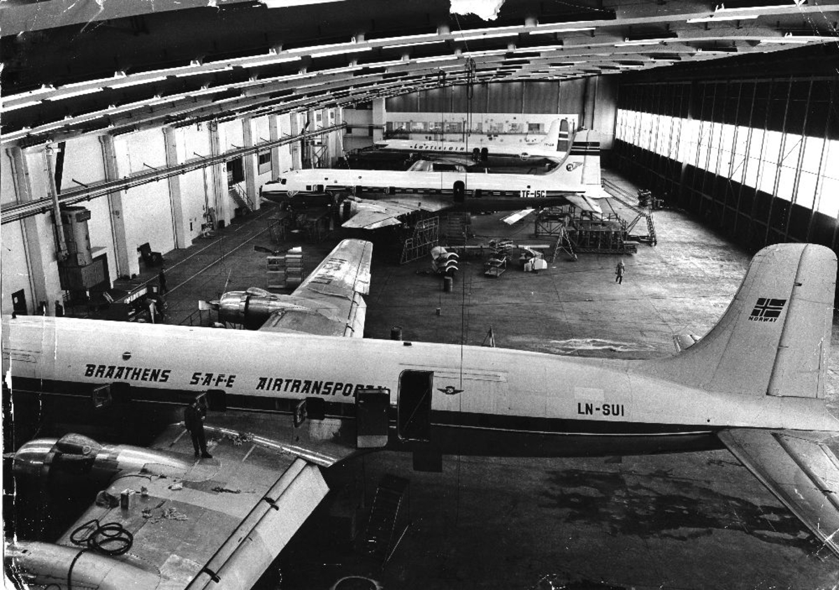 Lufthavn/flyplass. Sola/Stavanger. Braathens SAFE's Tekniske div.
3 fly i hangar for vedlikehold/ettersyn. Alle flyene er av typen Douglas DC-6 Cloudmaster. Et fly fra Braathens SAFE og to fly fra Loftleidir.