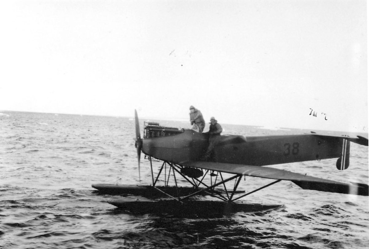 ett fly ligger på åpent hav. Hansa Brandenburger Nr. 100 F38, Måke 525. to personer ombord, 