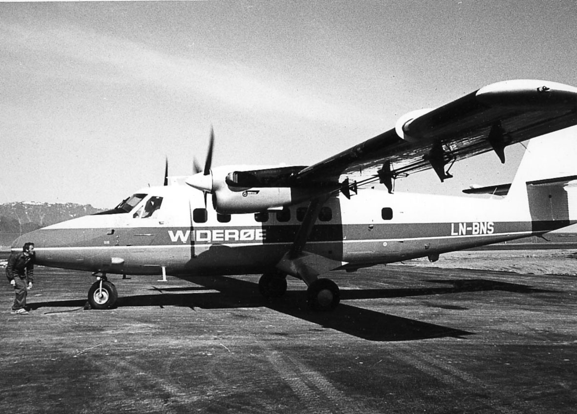 Lufthavn, Ett fly på bakken, LN-BNS, De Havilland Canada, DHC.6 Twin Otter 300. En person står foran flyet. Motorene er i gang.