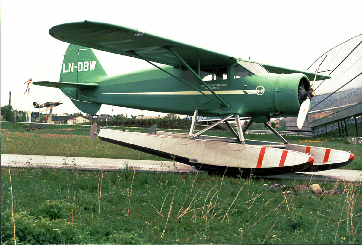 Sjøfly, LN-DBW, C-5 Polar ,Widerøes Flyveselskap. Utenfor Norsk Luftfartsmuseum. Modell av Hurricane på sokkel, sees bak.