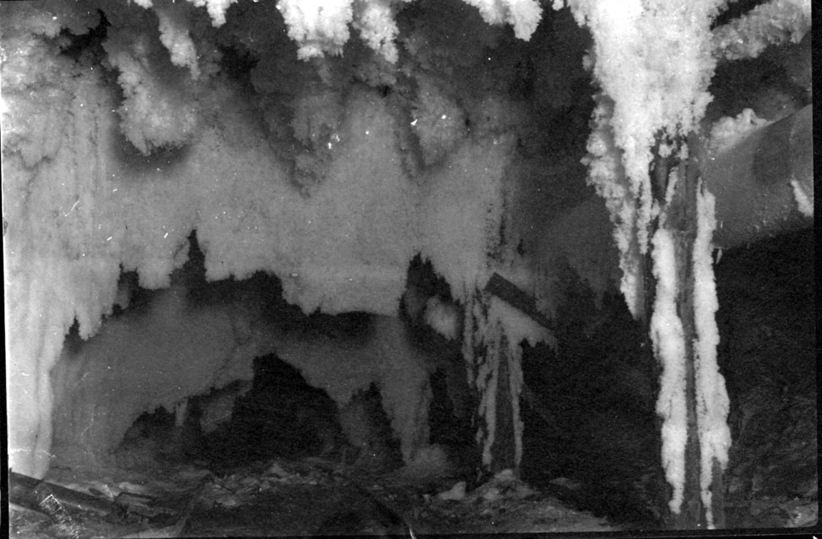 Ishule e.l. på Svalbard. Muligens fundament inne i ismassene i taket på hulen.