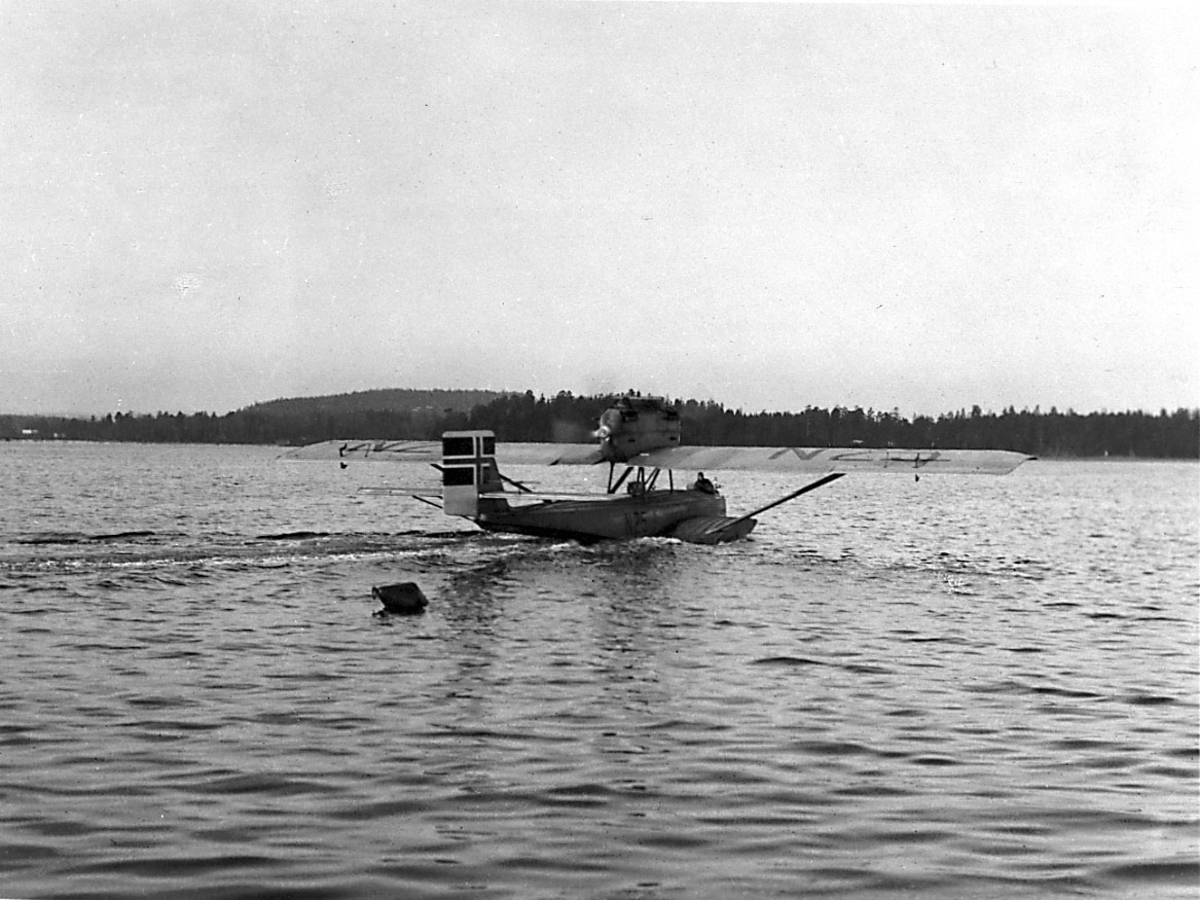 1 fly i sakte fart på havoverflata,  N25 Dornier-Wal.