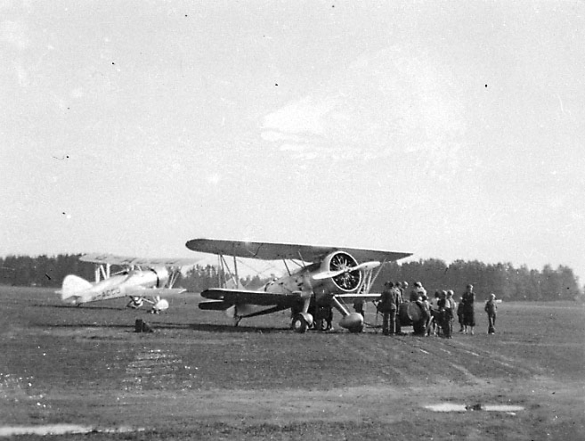 Lufthavn, 2 fly på bakken, Curtiss Goshawk og A.W. Scimitar G-ACCD
