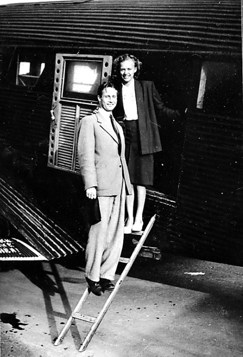 2 personer på vei ombord i et fly, Junkers.