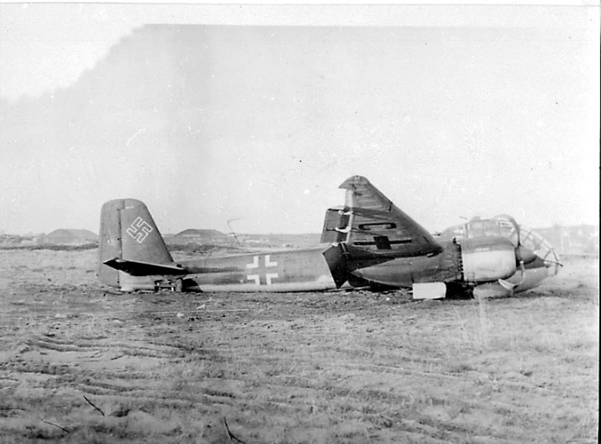 Flyvrak - flyhavari, Junkers JU 188 F-1 A6+CH. Ligger på bakken, sett fra siden. Hakekors på halepartiet.