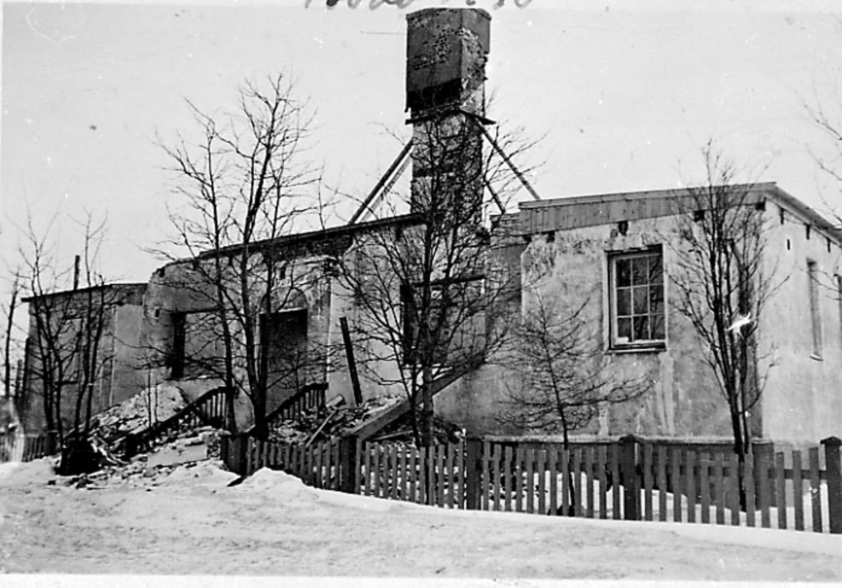 Ruin av bygning, Komunale Bad. Bodø etter bombingen under 2. verdenskrig. Snø på bakken.