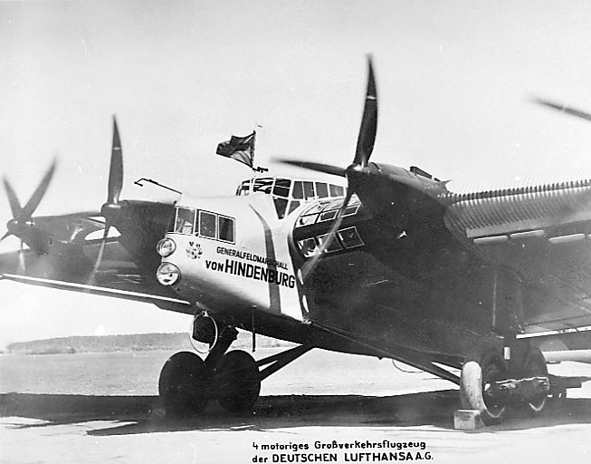 Lufthavn, 1 fly på bakken. Junkers G-38b D-250 "Generalfeldmarschall von Hindenburg" fra Lufthansa. Forparten skrått forfra.