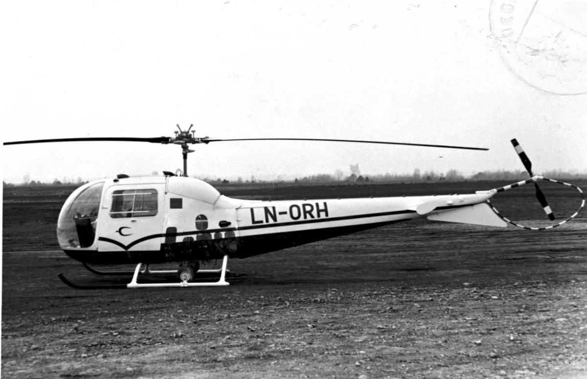 Lufthavn, 1 helikopter på bakken, Augusta Bell 47 J. LDB 489 LN-ORH fra F. Tenving & Co. A/S.