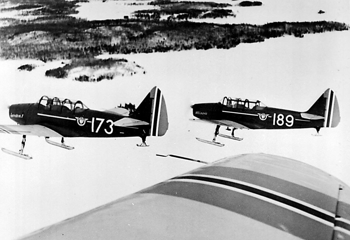 Luftfoto. 2 fly i formasjon Fairchild PT-26-FA Cornell I, 189 og 173, fra Hærens Flyvåpen i Toronto. 