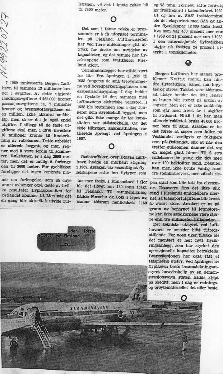 Maskinkopi av avisartikkel og foto av 1 fly fra SAS på rullebanen. "Den første DC-9-21 på Flesland".