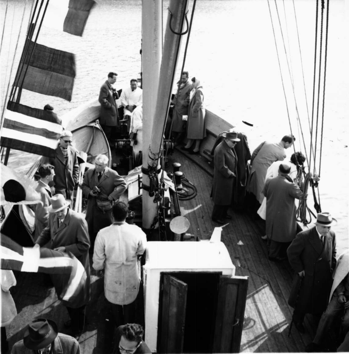 Gruppeportrett, flere personer samlet på dekk ombord i et fartøy "Telegrafverket".