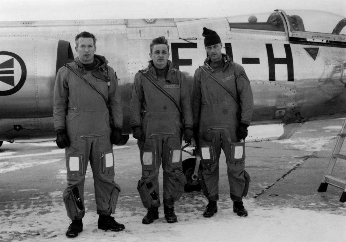 Gruppe. Tre flygere ved siden av et fly F-104G. 331 skv. - Norsk ...