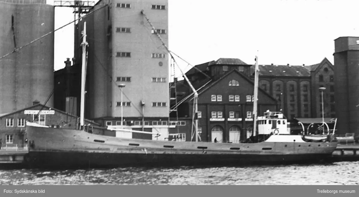 Motorlastfartyget Irevik av Kappelshamn, byggd 1938 i Stettin, 284 bruttoton, 400 deadweight ton Tidigare namn: Idona, Argus, Brunsnaes.