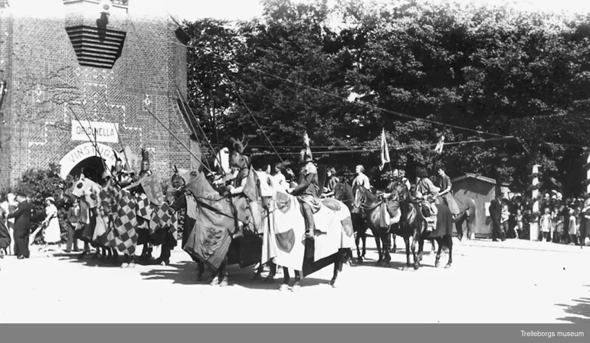 Torgfesten 1937. En grupp män till häst föreställande medeltida riddare i full utstyrsel. Negativ 70:1334.