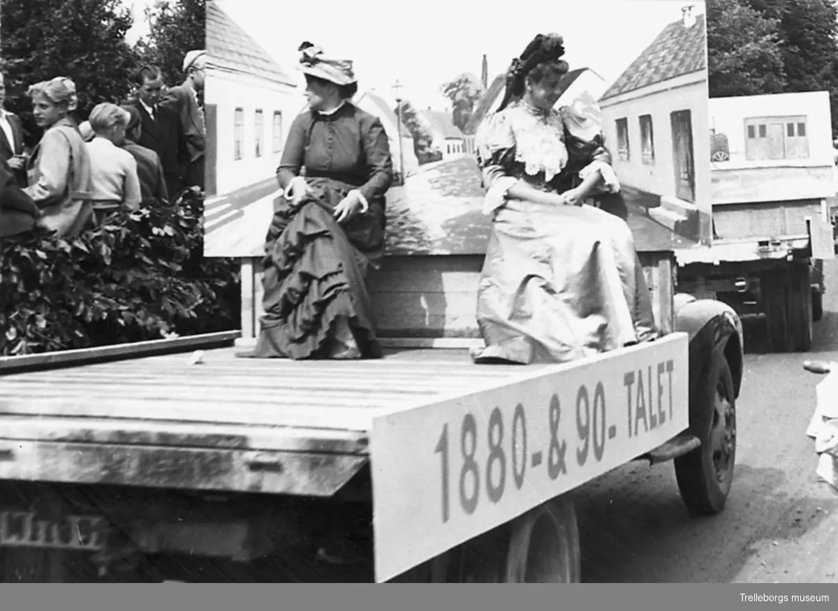 Torgfesttåget 7/8 1949. Historiska tåget, karnevalsvagn föreställande 1880-90 talen. Två kvinnor i dåtida dräkter. Negativ 70:1402.