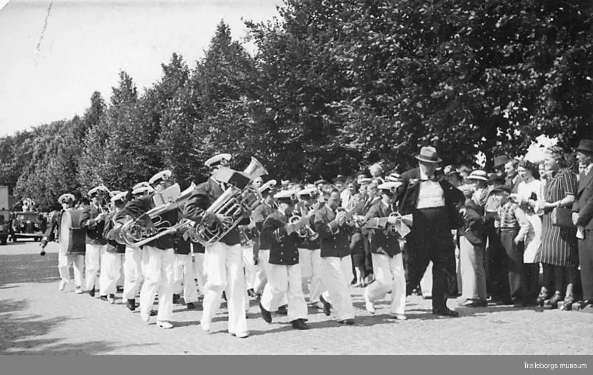 Torgfesten 1939. ABF:s gossorkester med ledaren Peter Nilsson musicerar i täten för det historiska tåget. Orkestern kallades även för "Pitters pågar"