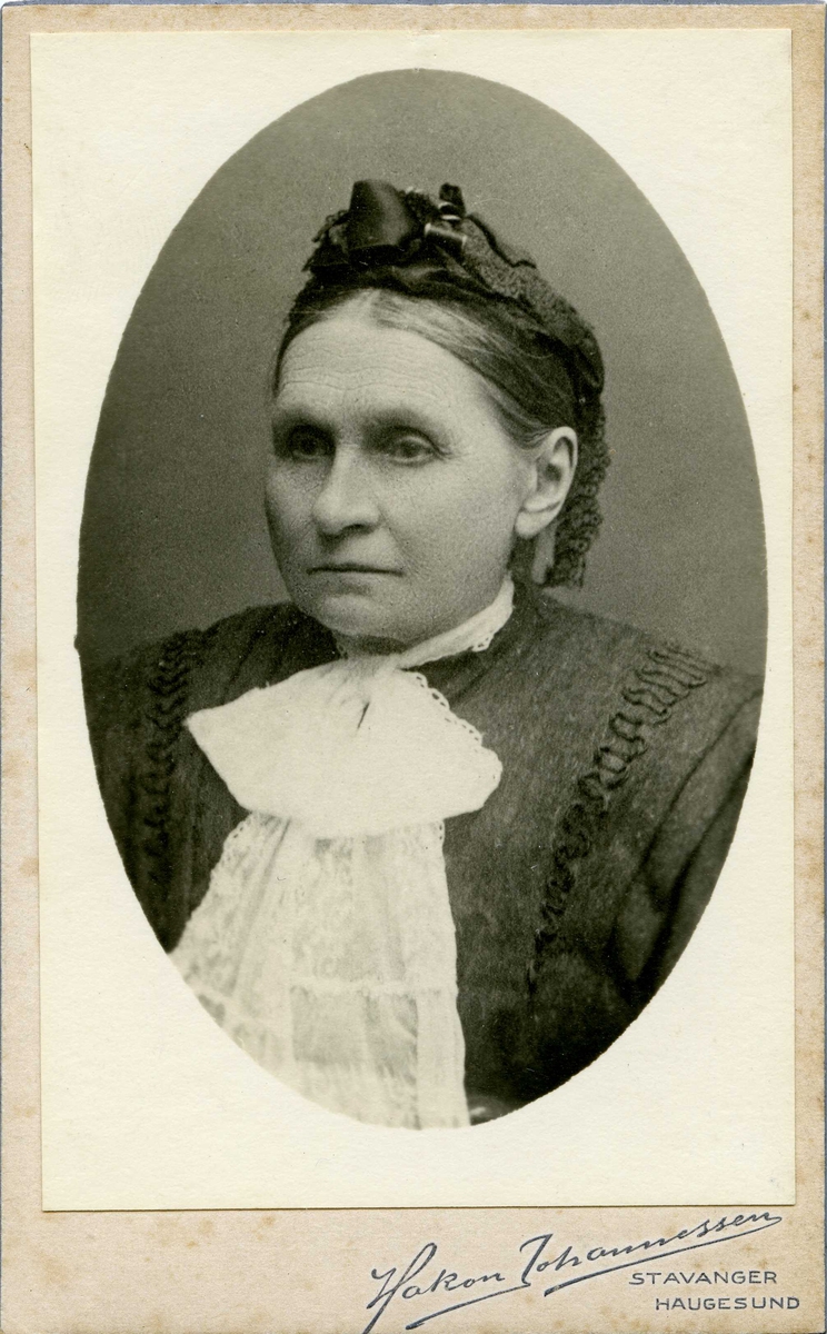 Portrett - Enkefru Cecilie Norem. Skipsreder Th. Nordbøs mor.
Født 23/12 1834 - død 16/3 1925.