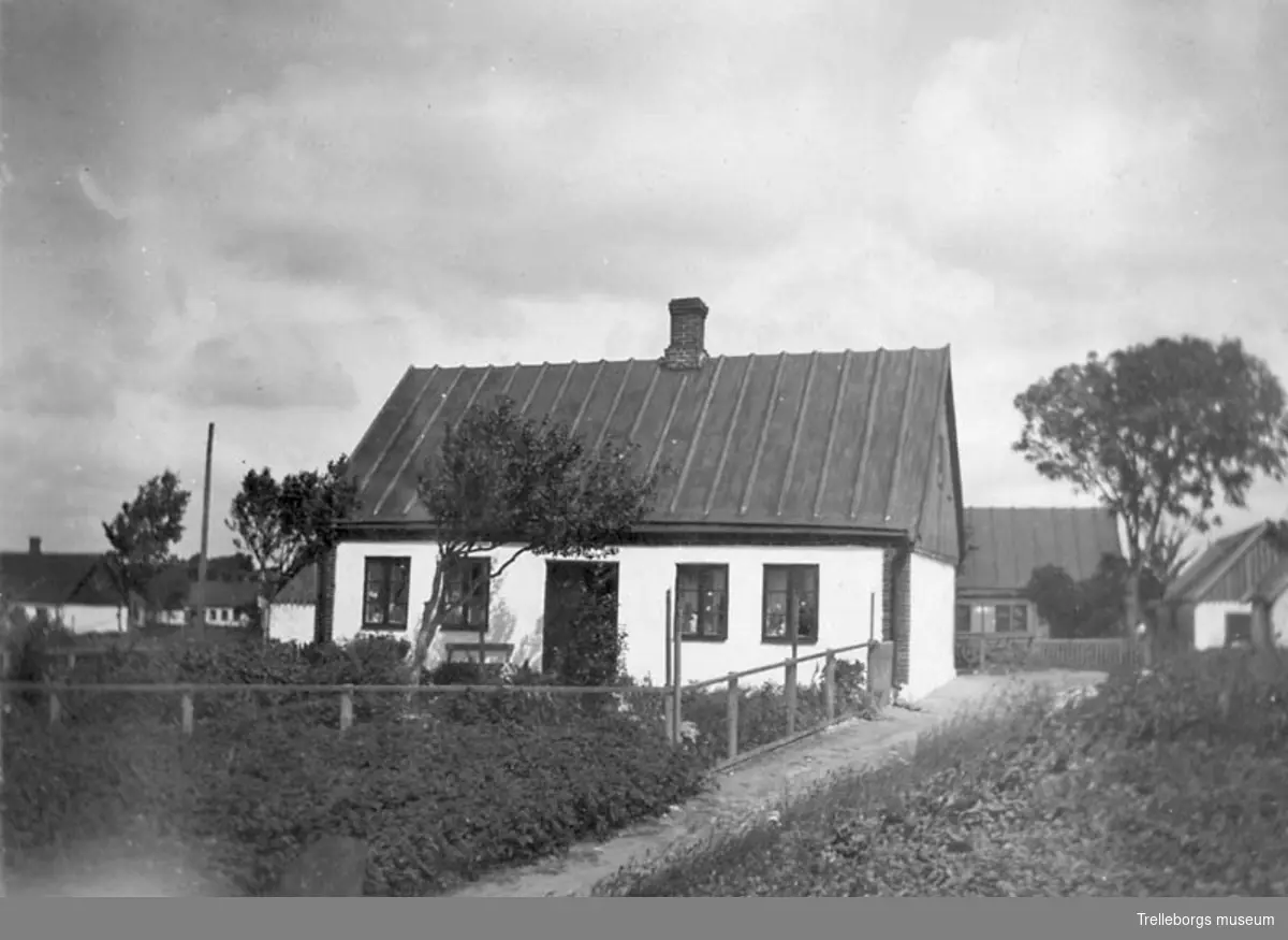 Fiskare Pär Kjellanders hus i Gislöv. Enligt accessionsboken: Överlämnad av Per Kjellander i Gislöv.