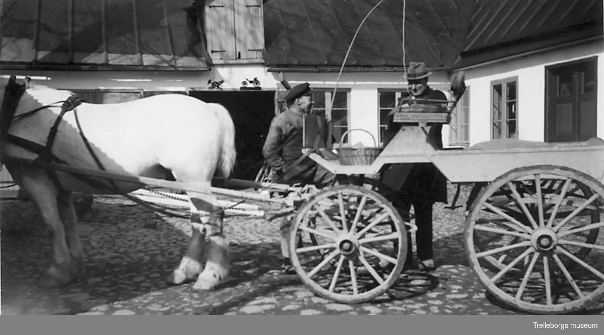 Hästskjuts Stora Slågarps smedja. Flackvagn. Skånsk resvagn 1890-talet.