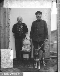 Portrett av to menn med to hunder.