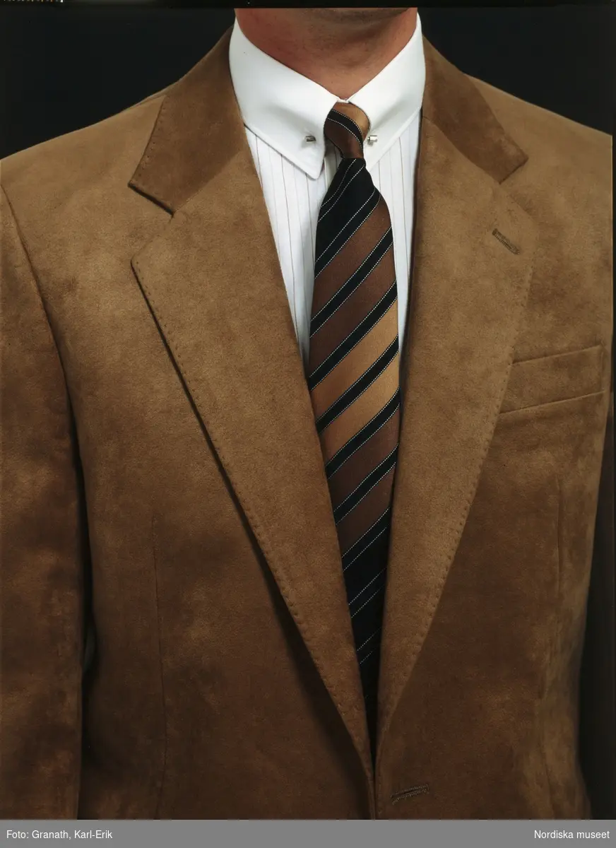 Herrkläder. Brun kavaj med matchande diagonalrandig slips.