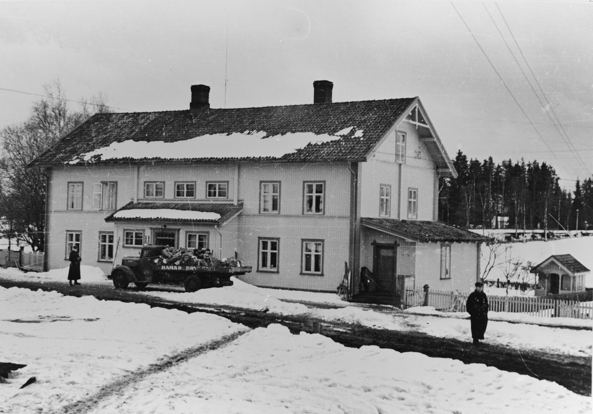 Norske soldater ved hus. Østerdalen 1940.