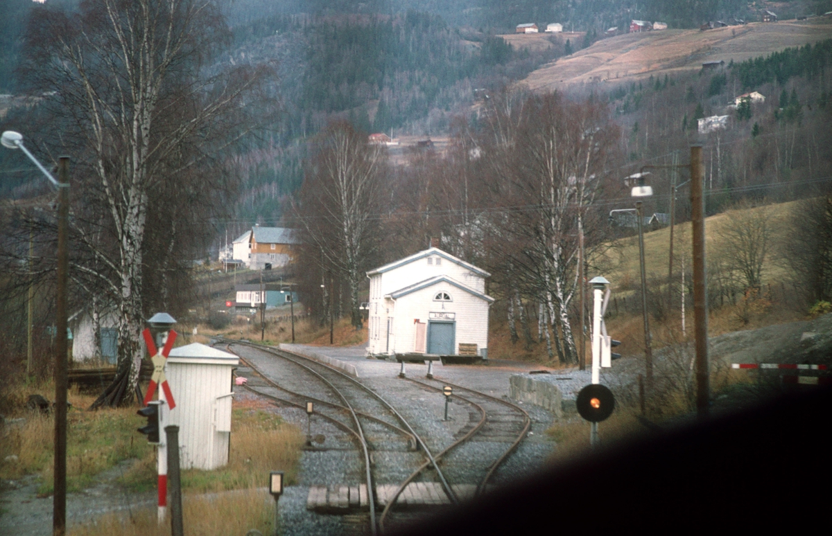 Persontog til Fagernes kjører inn på Aurdal stasjon, sett fra lokomotivet.