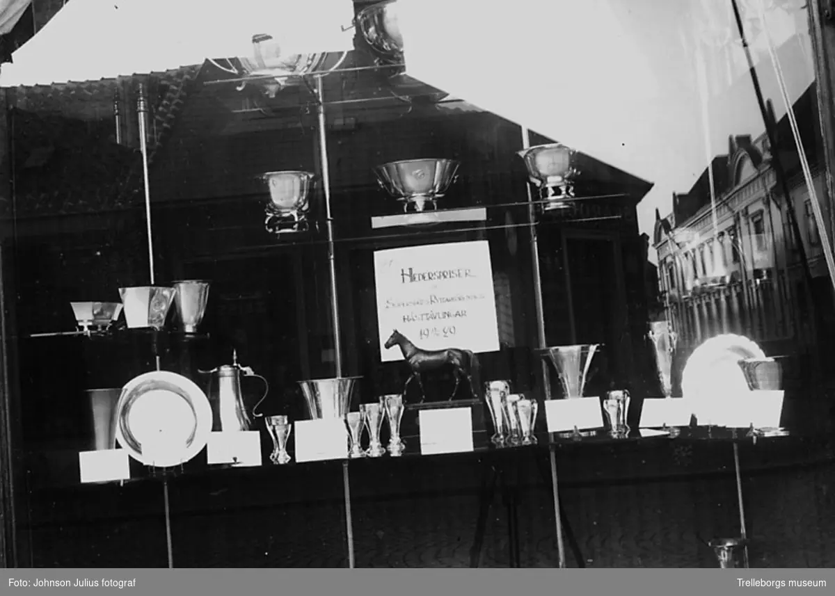 Lysells juvelerareaffär vid Algatan 32 år 1929. Man skyltar med kapplöpningspriser.