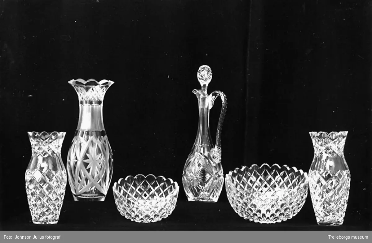 Vaser och skålar av kristall från Trelleborgs glasindustri år 1923.