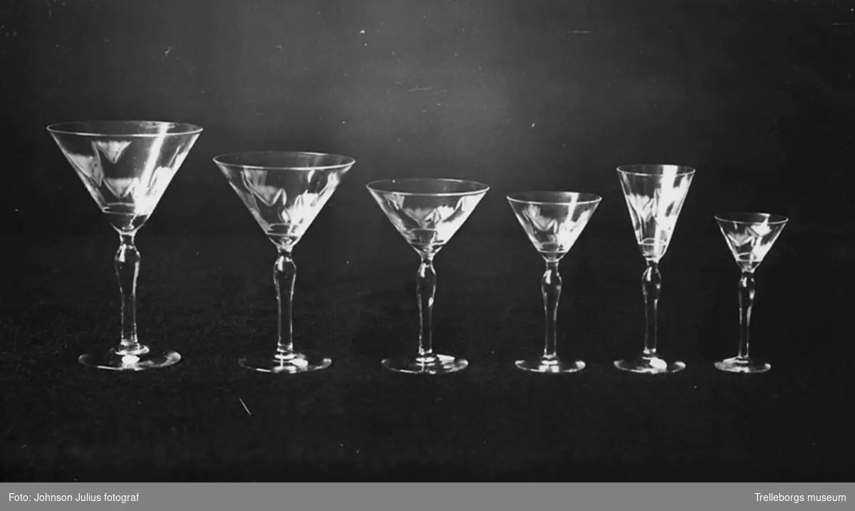 Sex kristallglas tillverkade av Trelleborgs glasindustri år 1930.