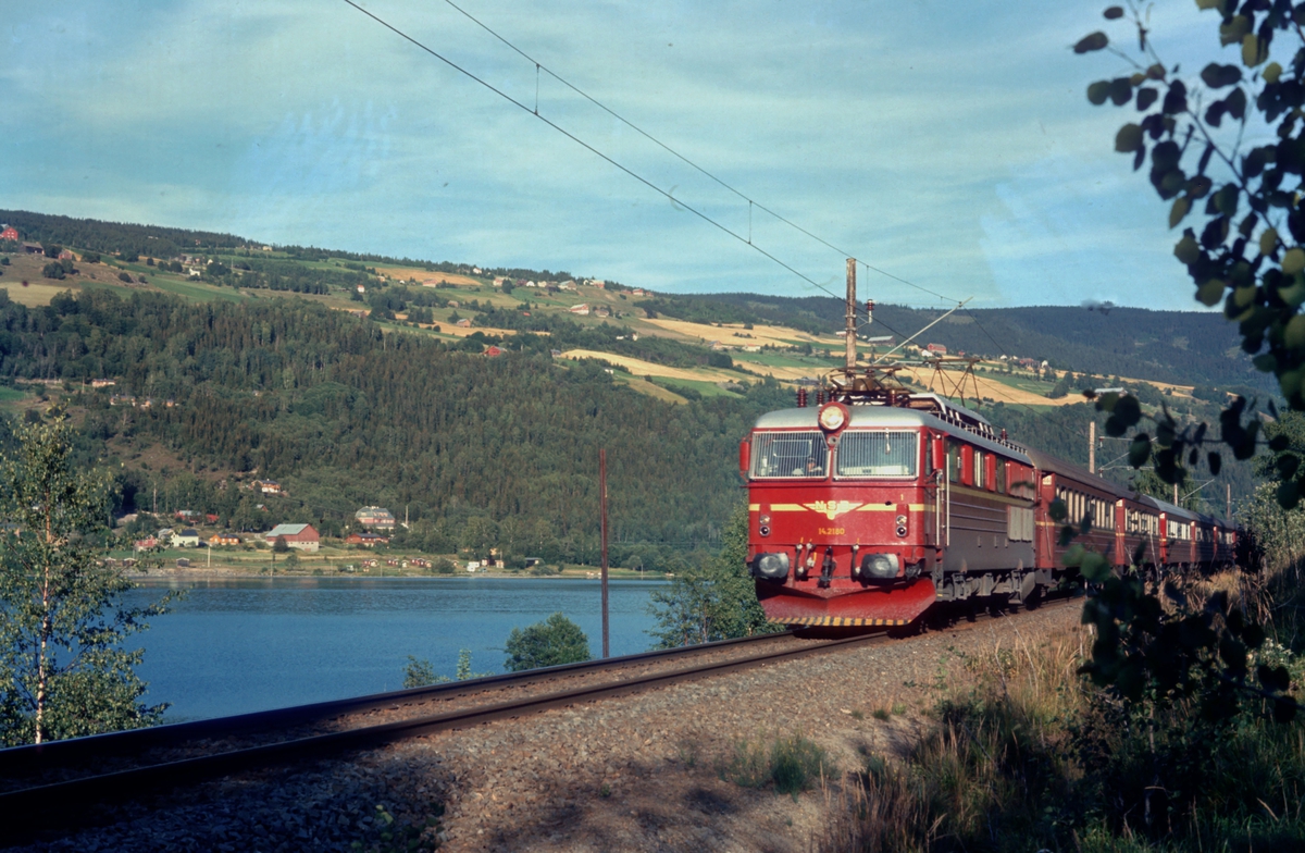 NSBs ekspresstog Dovreekspressen, Et 43 Oslo Ø - Trondheim, jager nordover fra Øyer stasjon med elektrisk lokomotiv El 14 2180 og vogner type 3.