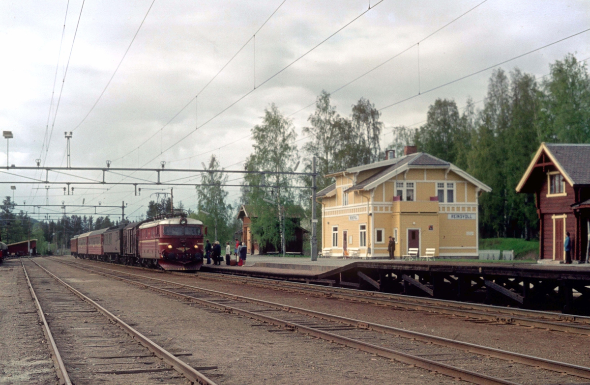 Reinsvoll stasjon. Persontog 208 Gjøvik - Oslo Ø kjører inn i spor 2. NSB elektrisk lokomotiv type El 11, siste serie (2145-2150).