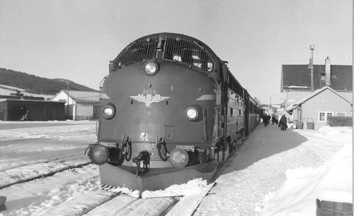 Dagtoget, tog 302, Trondheim - Oslo Ø, Tynset stasjon. NSB dieselelektrisk lokomotiv Di 3 629.