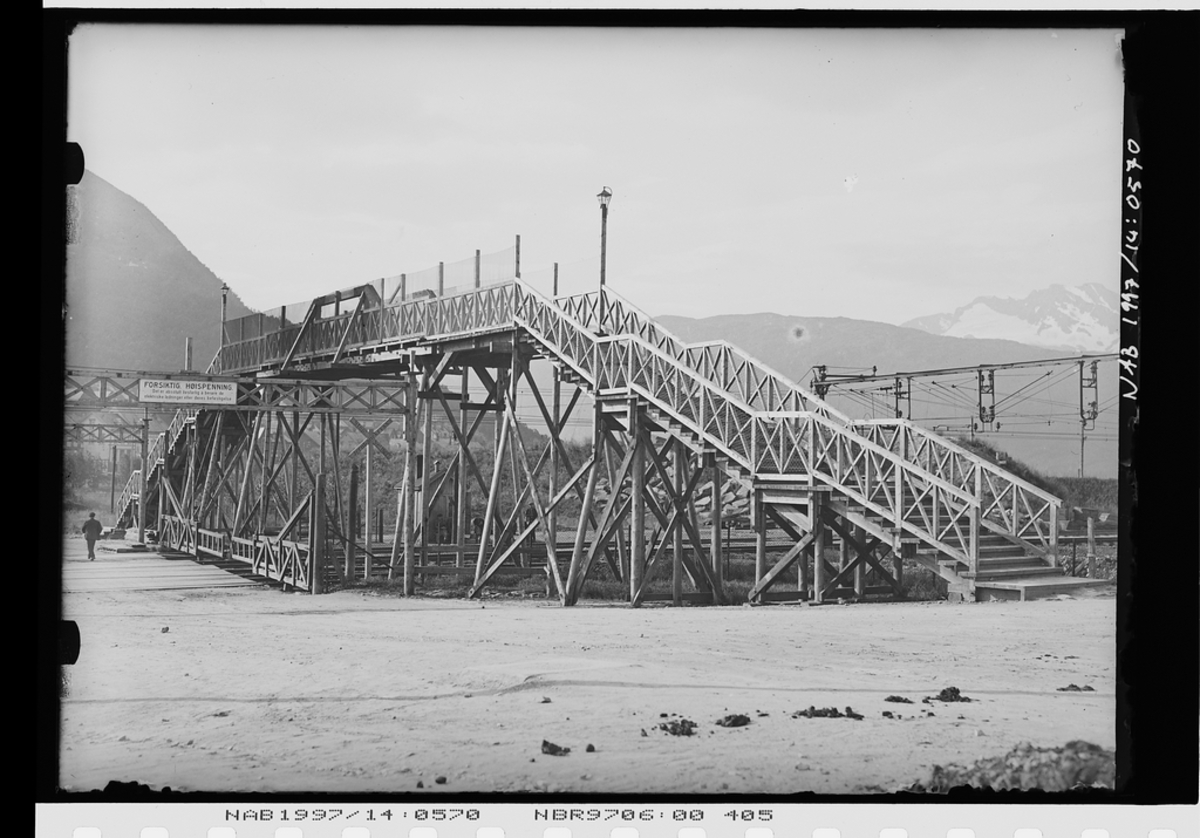 "Sukkenes bro" lå ved enden av Ofotveien, og ble bygd for å kunne krysse jernbanesporene uten å måtte vente på togene som paserte