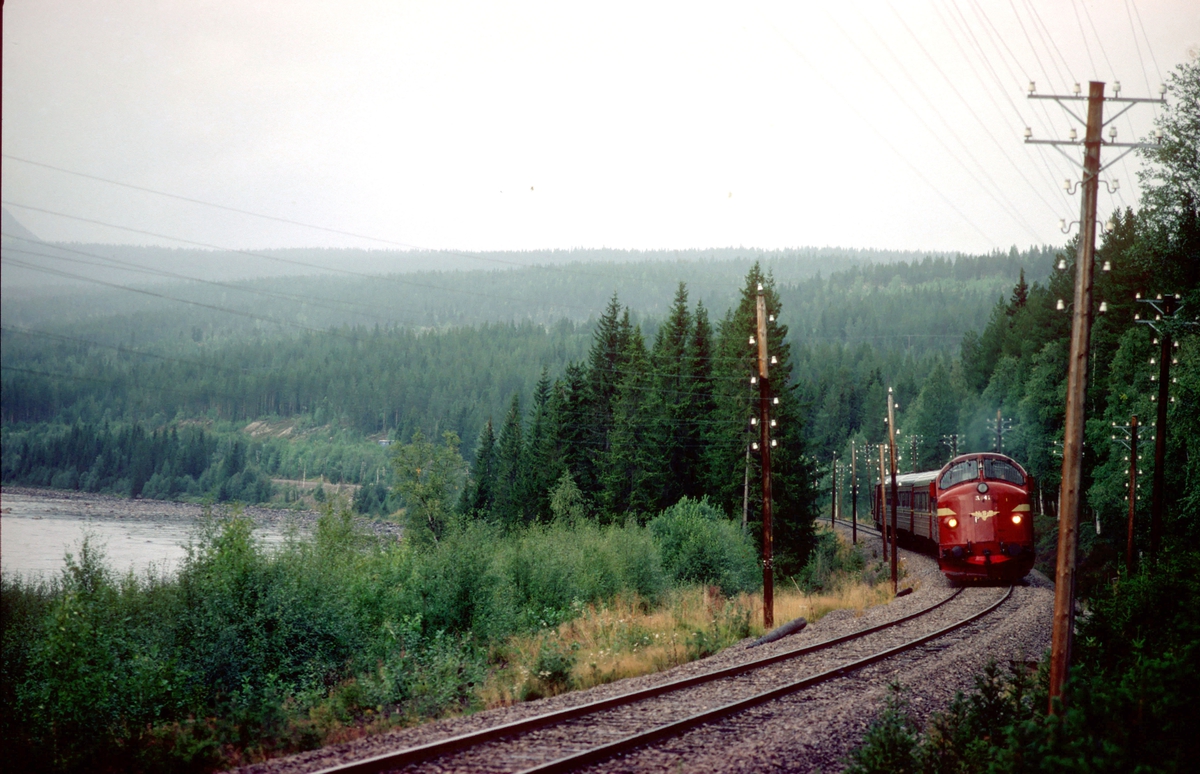 Rørosbanens dagtog, tog 302 (Trondheim - Oslo Ø), sør for Barkald med dieselelektrisk lokomotiv type Di 3b, nr. 641.