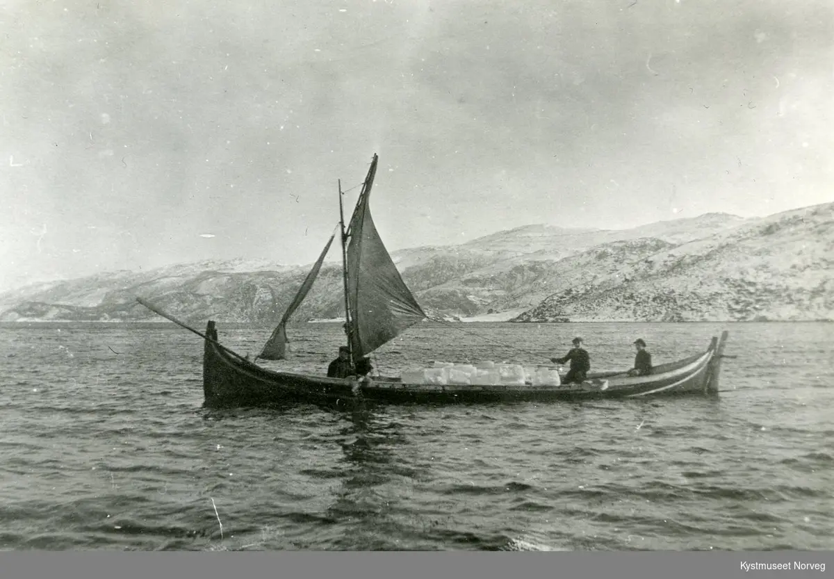 Frakting av is med båt til Fjølvika
