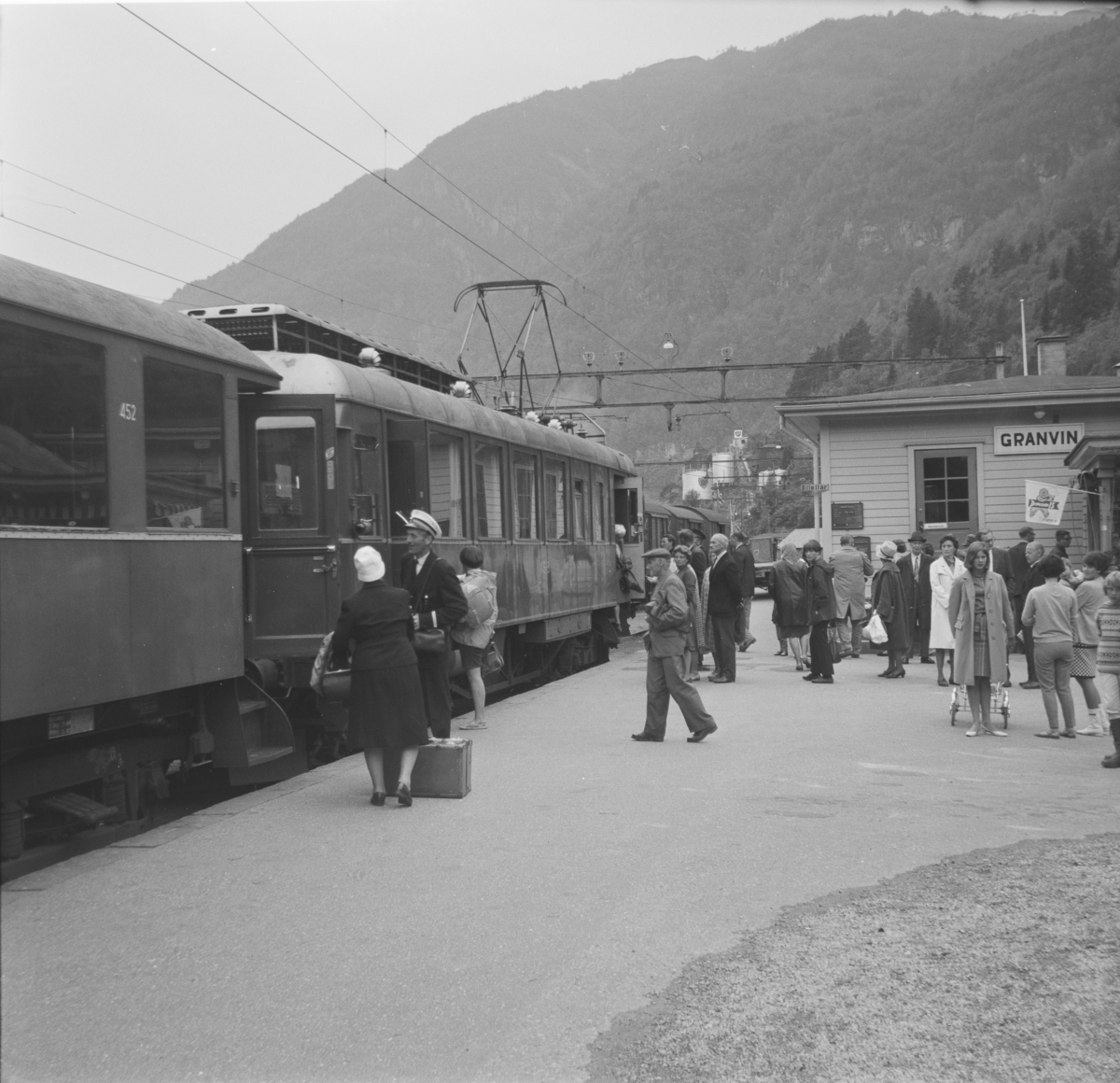 Tog fra Voss til Granvin har ankommet Granvin stasjon.