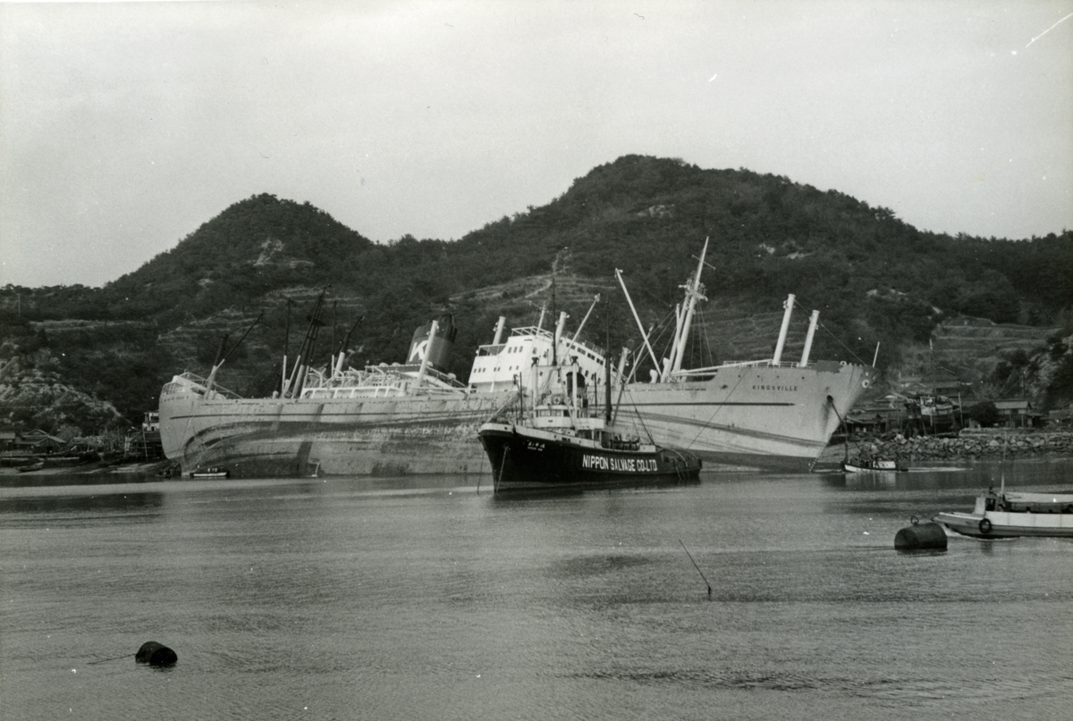 T/S 'Kingsville' (b.1956, Lithgows Ltd., Port Glasgo), på grunn utenfor Hasihama, Japan.