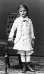 Christine Schweigaard med  fletter, snøresko, mamelukker og 