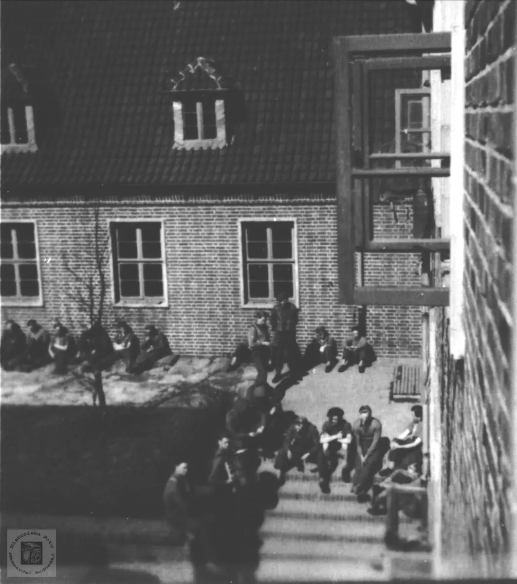 Hvil og røyk utenfor kasernan 1949, Tysklandsbrigaden.
