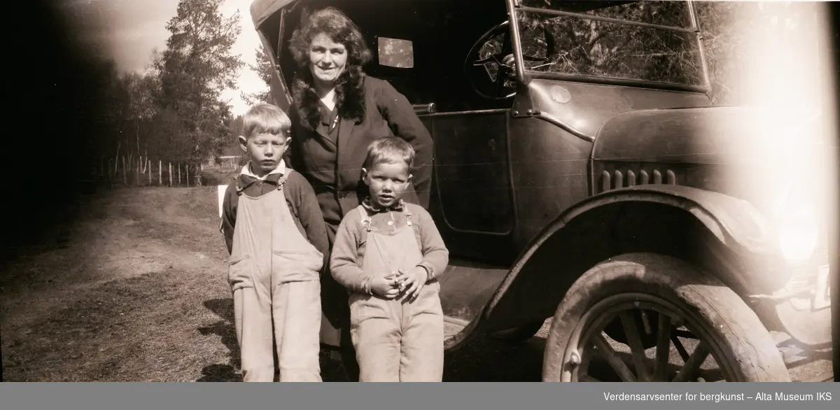 Mor og hennes to barn poserer foran en bil, rundt 1932. Fra venstre: Per, Tora og Roar.