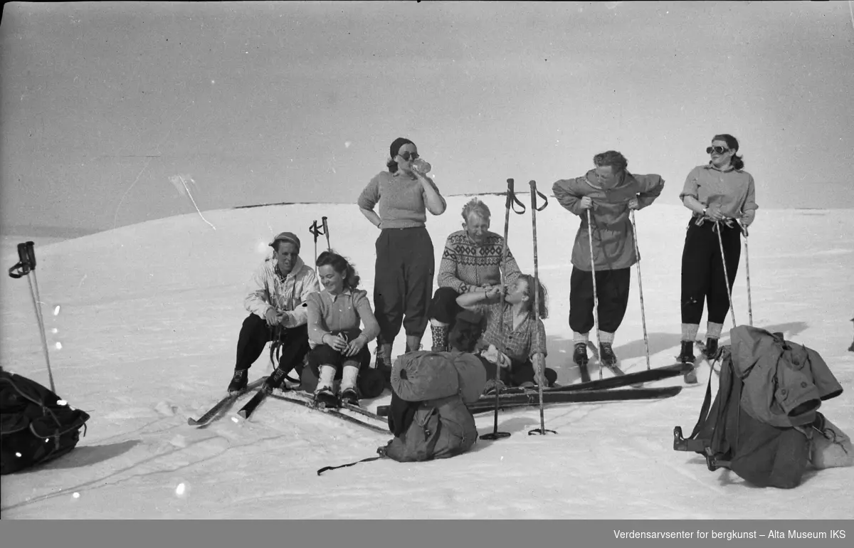 En gjeng med skigåere tar seg en pause på fjellet.
Roar, to ukjente, John Lampe, ukjent, Per, ukjent.