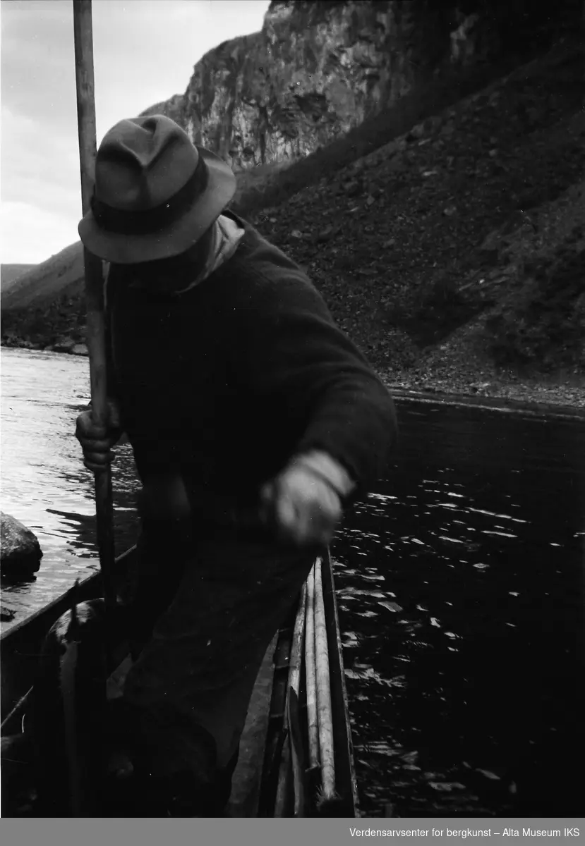 Henry Tangen står i elvebåten.
Bildet er tatt i fiskesesongen på sommeren i 1949.