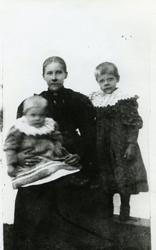 Lydia Simle Busch med døtrene Henny og Agnes Simle