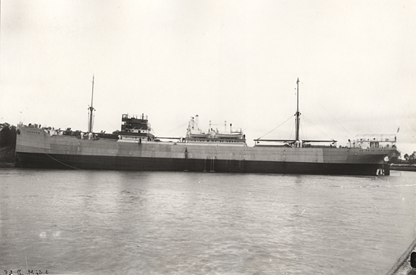 Lastmotorfartyget EKNAREN av Göteborg liggande i Åhus hamn i början av 1920-talet.