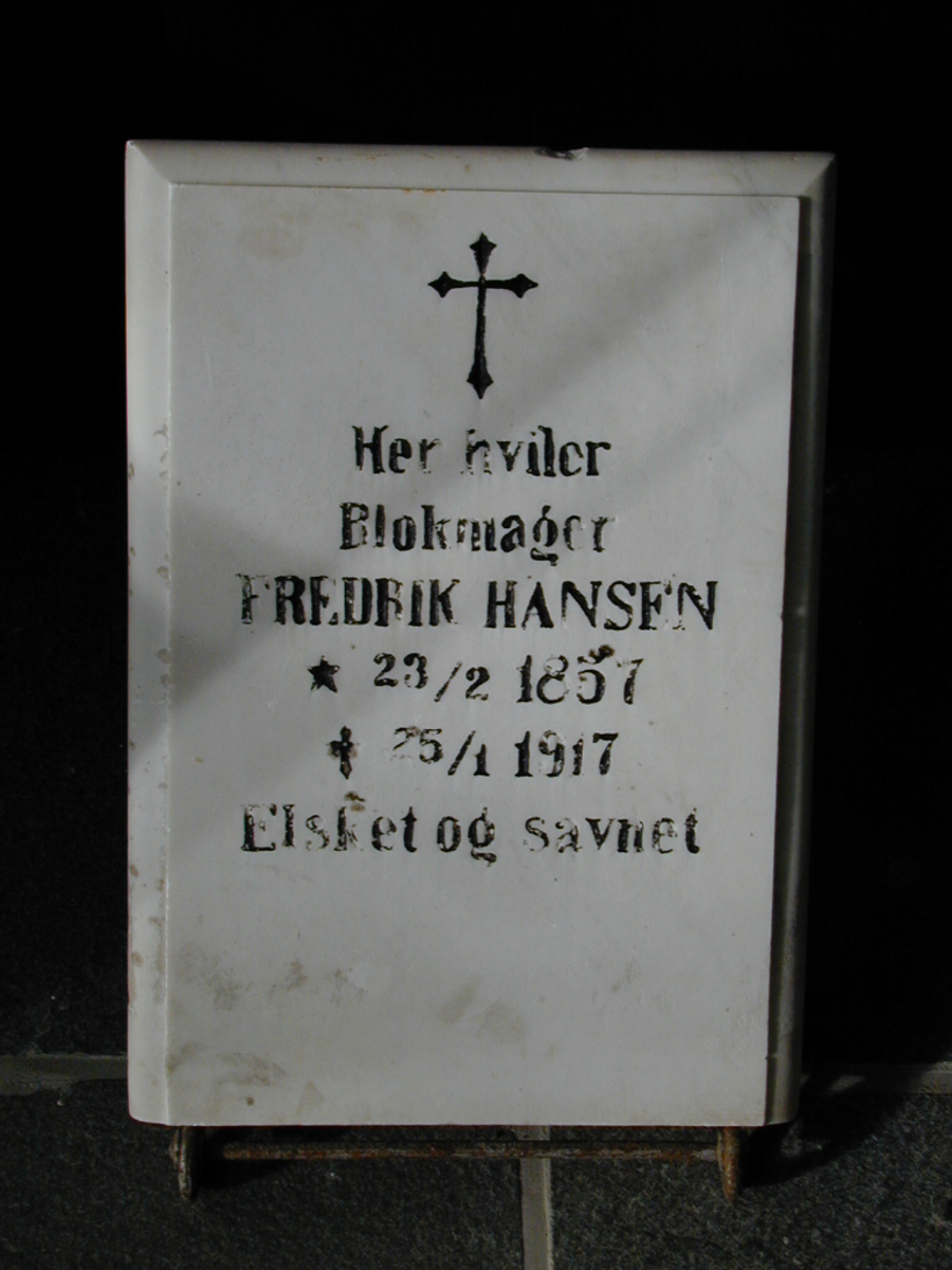 Form: Rektangulær flat stein i smidd stativ
