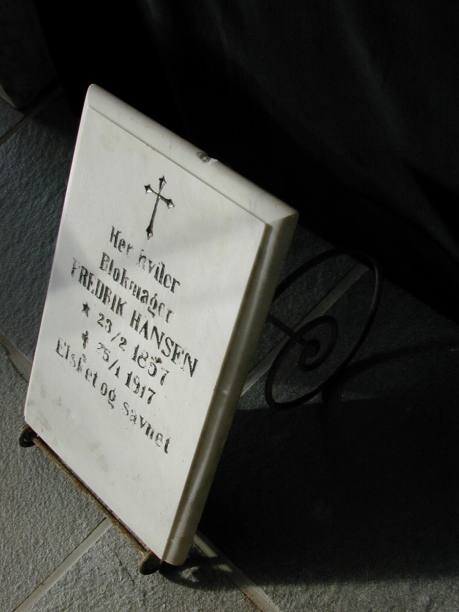 Form: Rektangulær flat stein i smidd stativ
