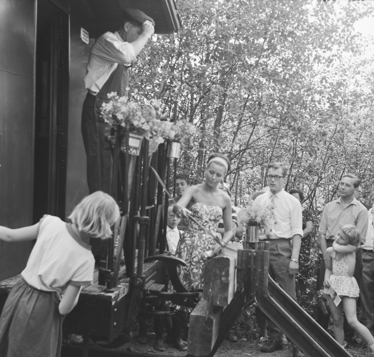 Åpning av museumsbanen 19. juni 1966. Margrethe Wiegels klipper snoren. På plattformen A/L Hølandsbanens formann Preben T. Hysing
