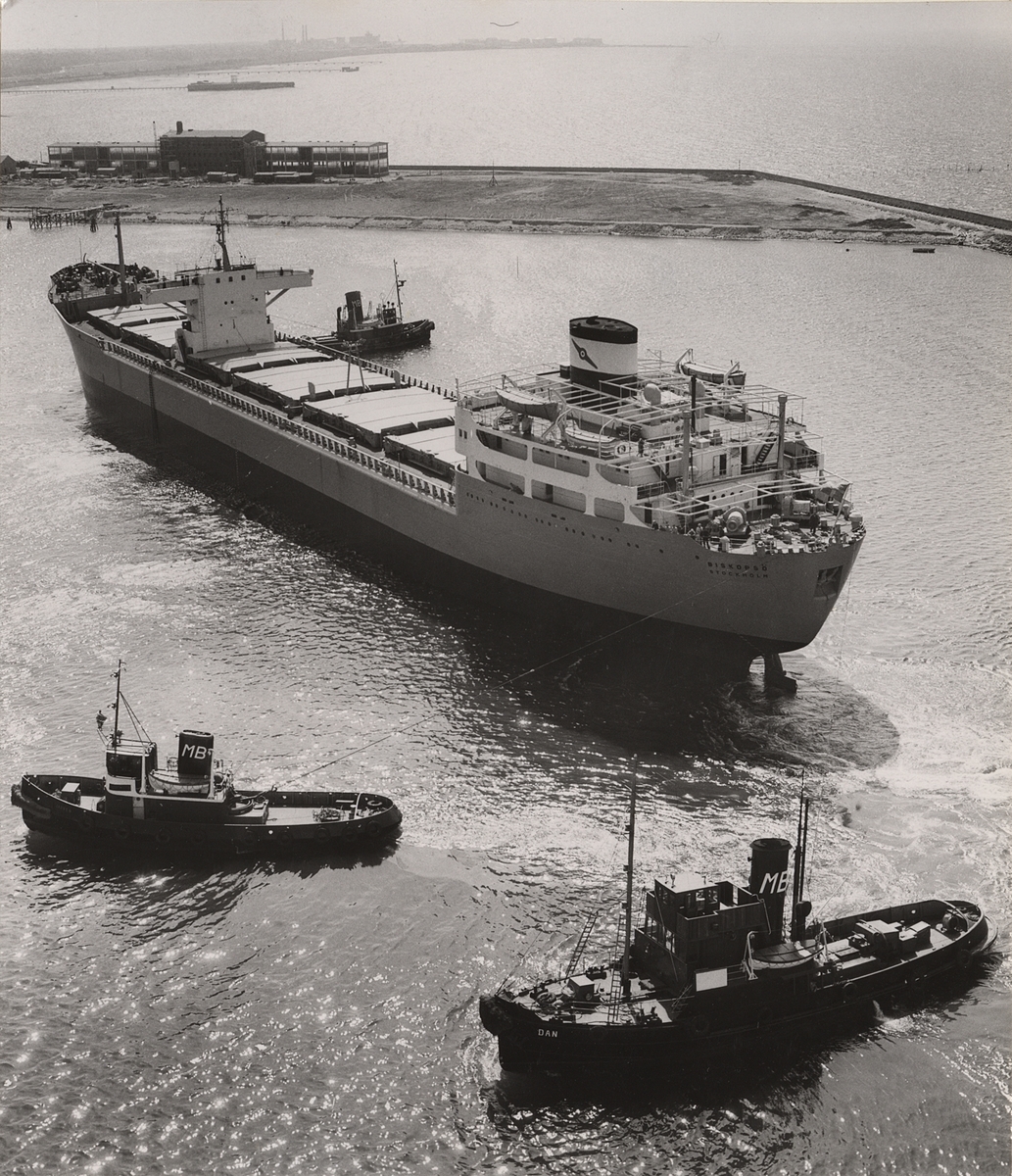 Lastmotorfartyget BISKOPSÖ av Stockholm på utgående från Malmö hamn under provturen 14/9/56.